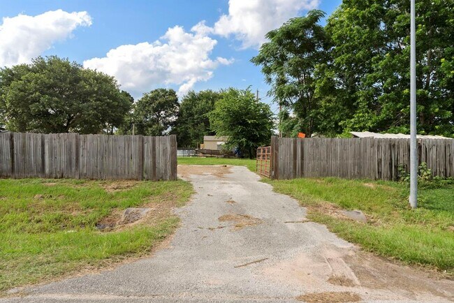 Building Photo - 31206 W Timberloch Trail
