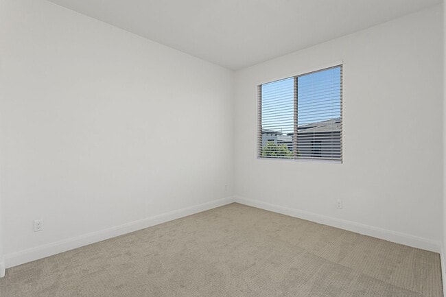 Building Photo - 2116 Solara Ln