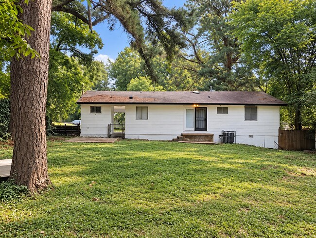 Building Photo - 1527 Maria Dr
