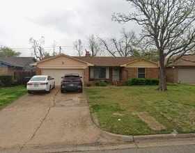 Building Photo - Spacious 3-Bedroom Home with Fireplace and 2-Car Garage in Oklahoma City