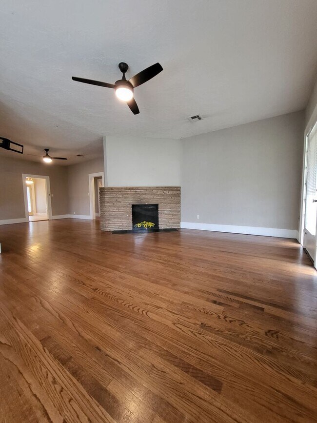 Building Photo - PRELEASING July 2026 - (3-4) Bed/(2) Bath ...