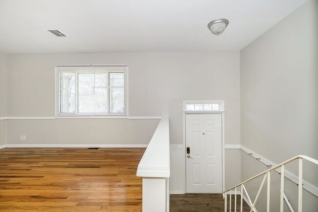Building Photo - 3 Bedroom Home With Spacious Fenced Yard i...