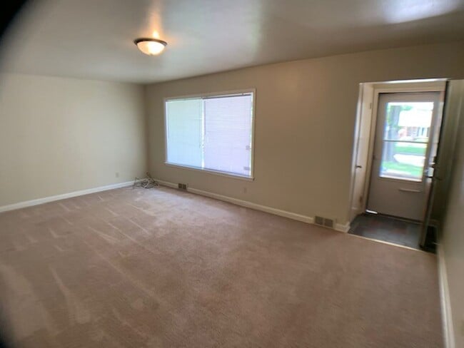 Building Photo - West Allis 3 bedroom 2 bath ranch