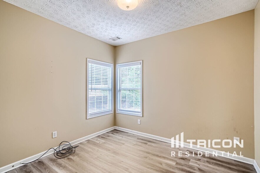 Building Photo - 30 Chesterfield Ct
