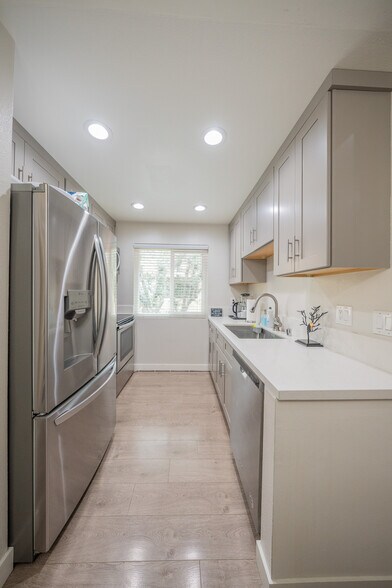 Building Photo - 15425 Sherman Way