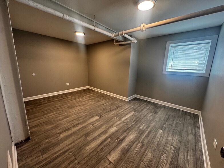Building Photo - 4556-4558 S Prairie Ave