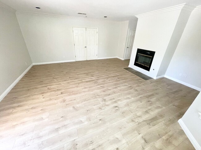 Building Photo - *** Gorgeous 4 bed 3 bath Single Family Ho...