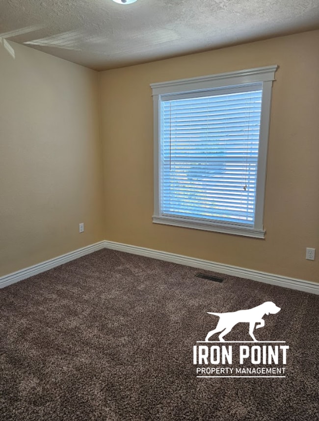 Building Photo - 3/2.5 in Boise-2 Car Garage, Fireplace, Vaulted Ceilings, Landscaping Included.