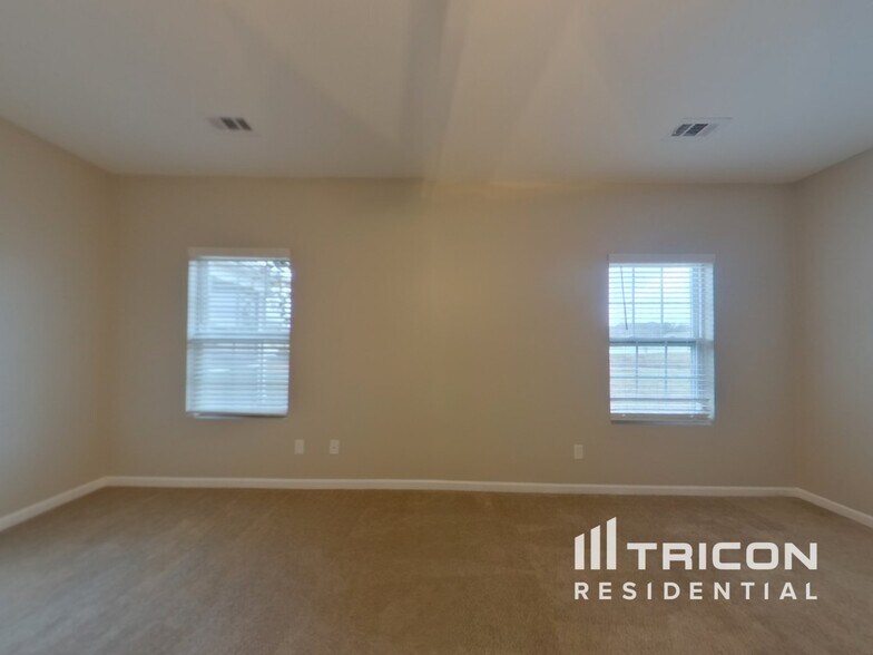 Building Photo - 3301 Pikes Peak Dr