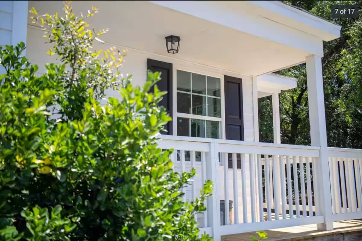 Building Photo - 4995 Chateau Ave