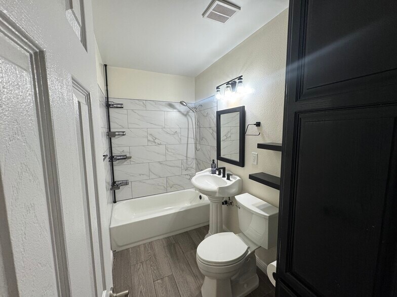 Building Photo - 9625 Adoree St