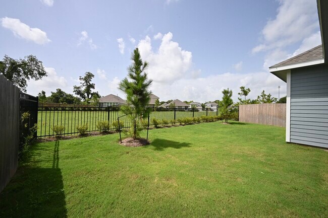 Building Photo - 33019 School Hl Rd