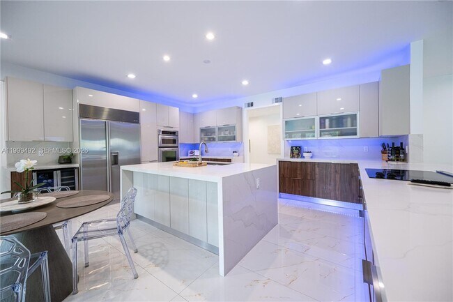 Building Photo - 7125 Los Pinos Blvd