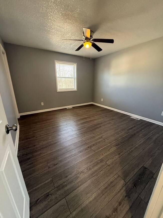 Building Photo - Spacious 2-bedroom, 1-bath home featuring all-electric utilities for efficient living!