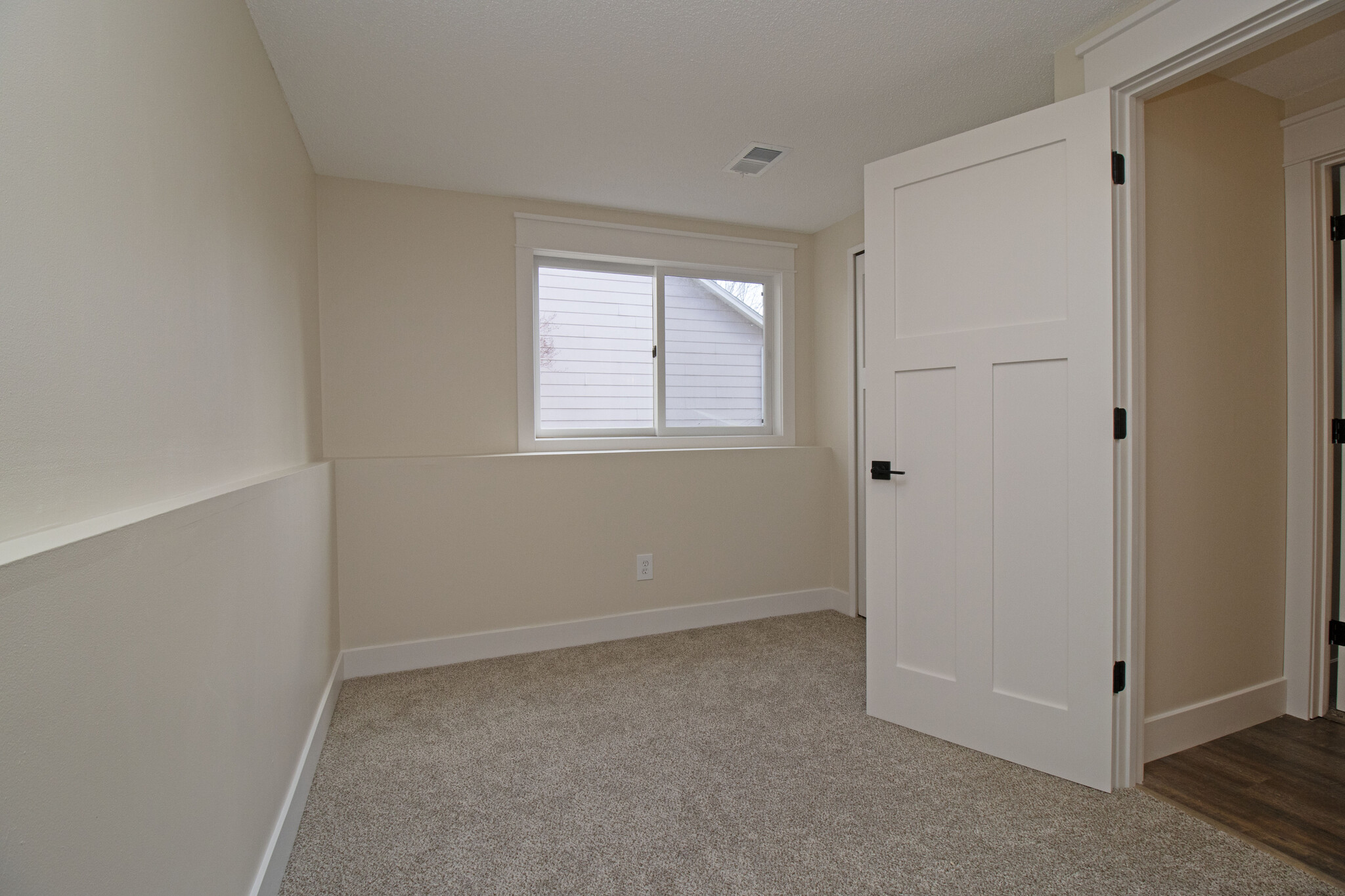 Building Photo - 6082 Kalland Cir NE