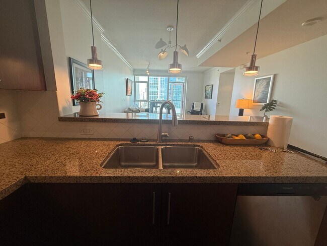Building Photo - Upscale 2 Bed 2 Bath with Floor-to-Ceiling...