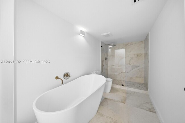 Building Photo - 2575 S Bayshore Dr
