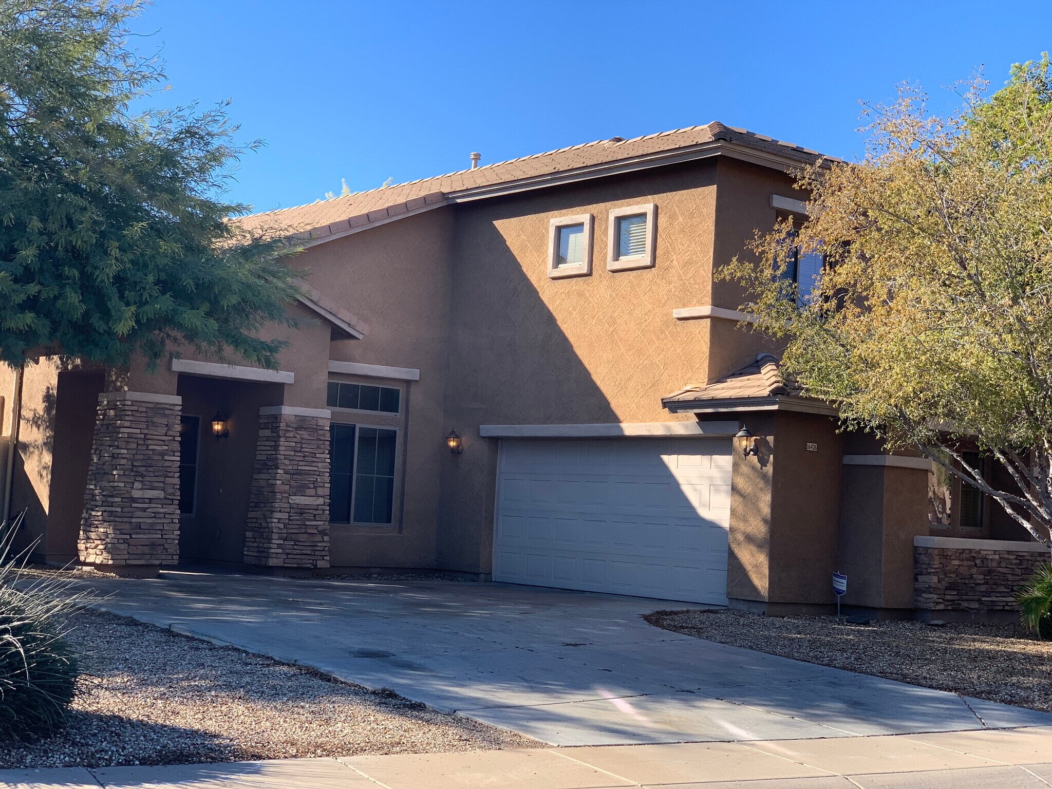 Spacious 4-bedroom, 2-bath home with soaring ceilings, gourmet kitchen, and a heated self-cleaning p - 16426 N 152nd Ln