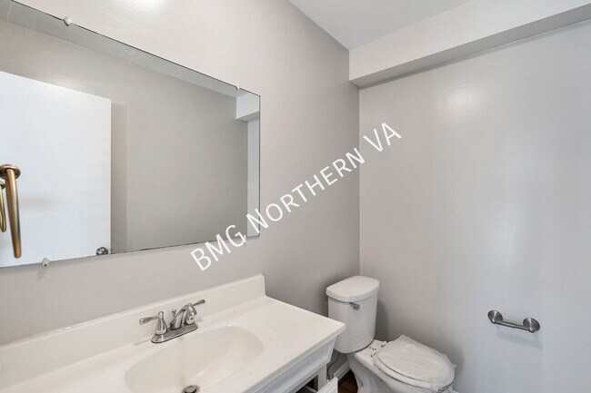 Building Photo - 5207 Gainsborough Dr
