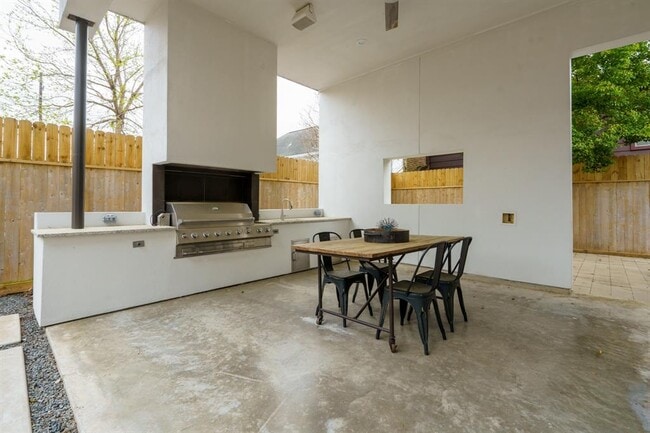 Building Photo - 118 Tuam St