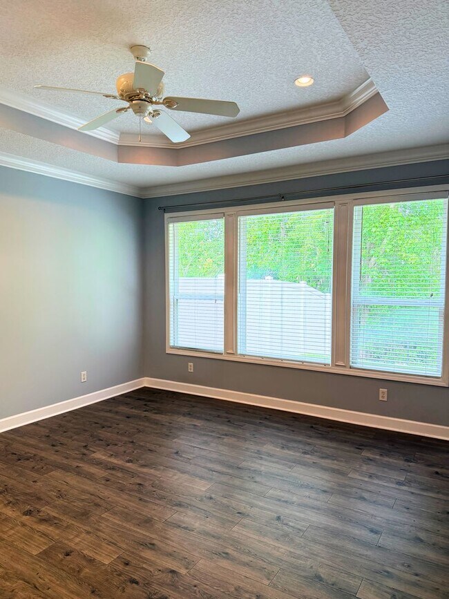 Building Photo - 3/2 fenced in yard, landscaping included !