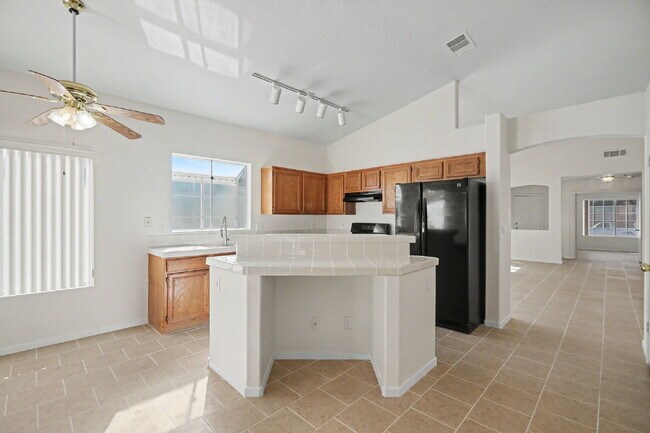 Building Photo - 2054 Cardigan Ave