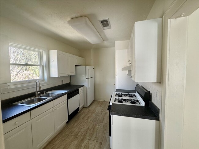 Building Photo - 2406 Elmen St