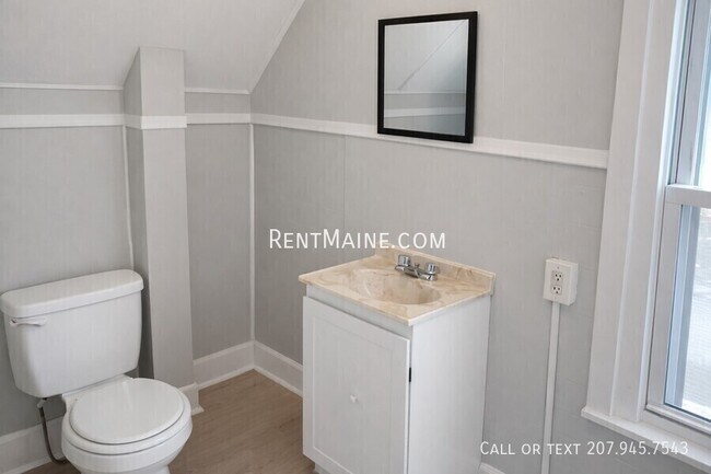 Building Photo - 254 Elm St