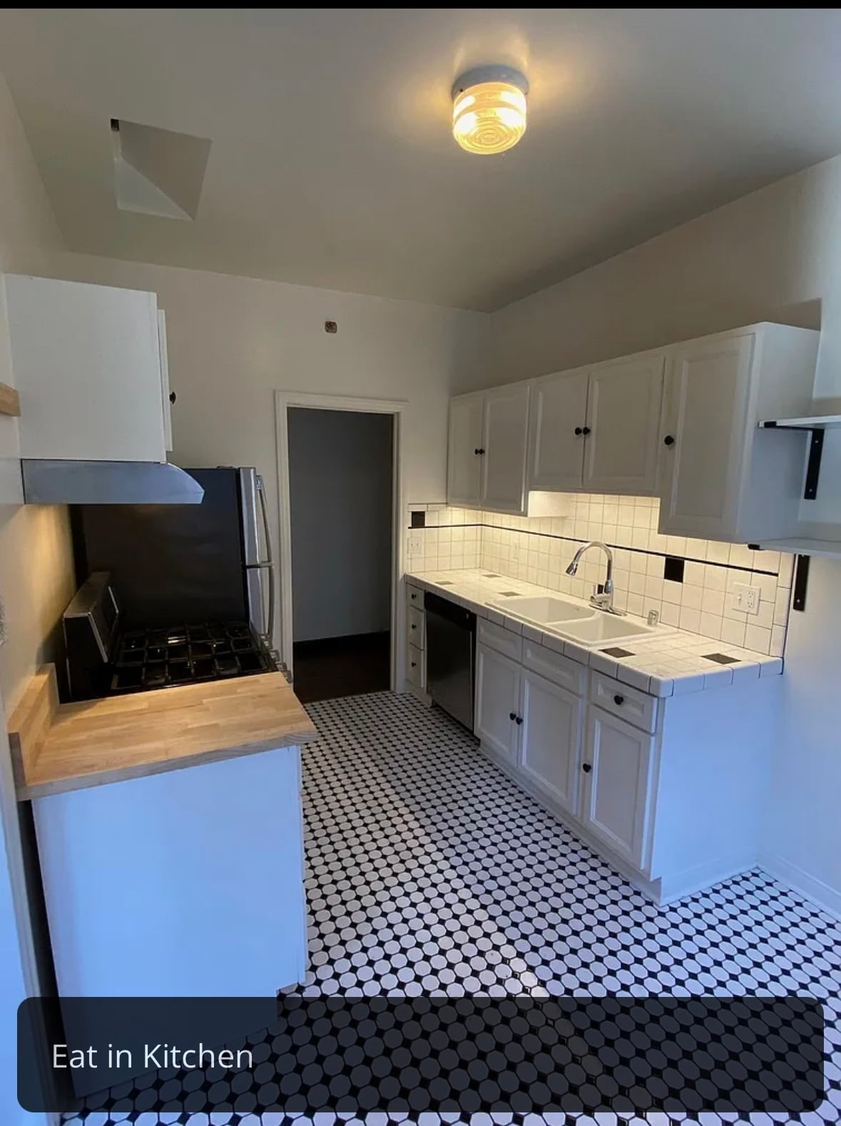 Building Photo - 2570 N Beachwood Dr