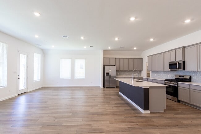 Building Photo - 705 Western Fern