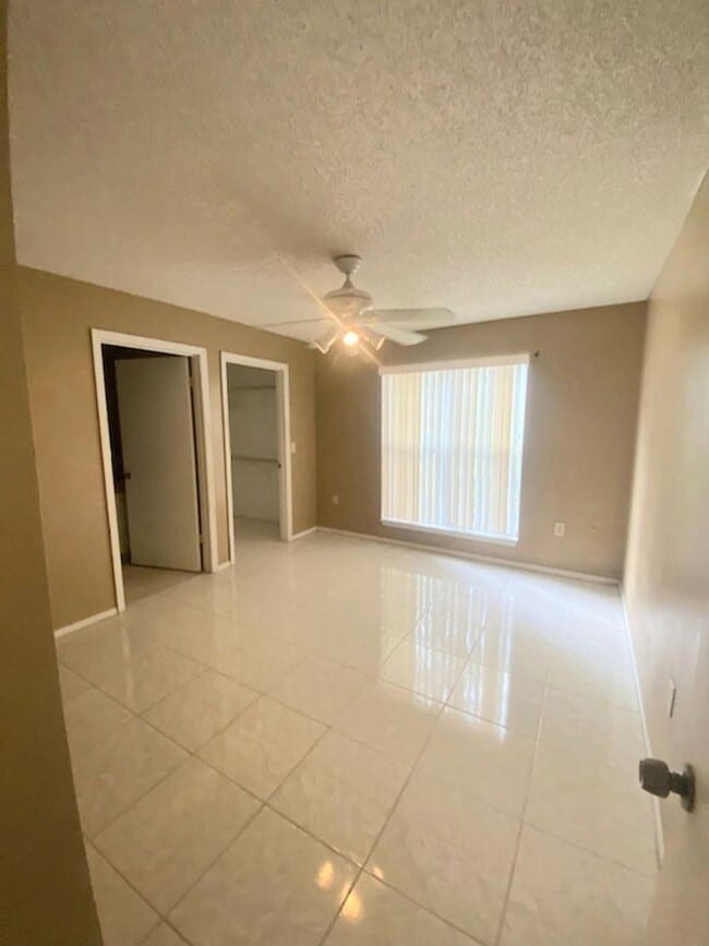 Building Photo - Ground level nice condo