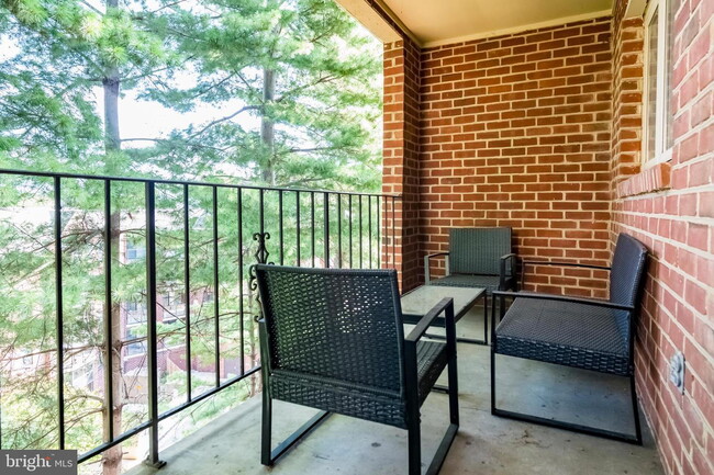 Building Photo - Elegant Arlington Residence with Comfortable Living and Ideal Location