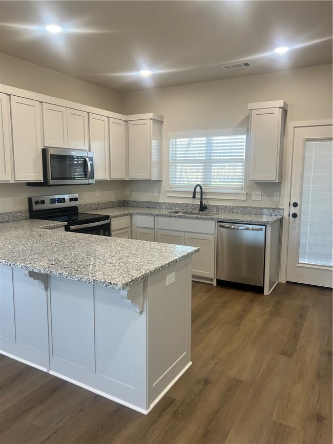 Building Photo - 570 Cosmos St