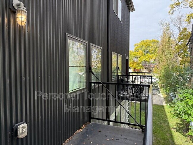 Building Photo - 808 7th Ave S