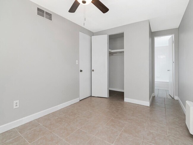 Building Photo - Move-In Ready 1BR/1BA Duplex in Brandon, FL — $1,295/Month, Across from Brandon Mall