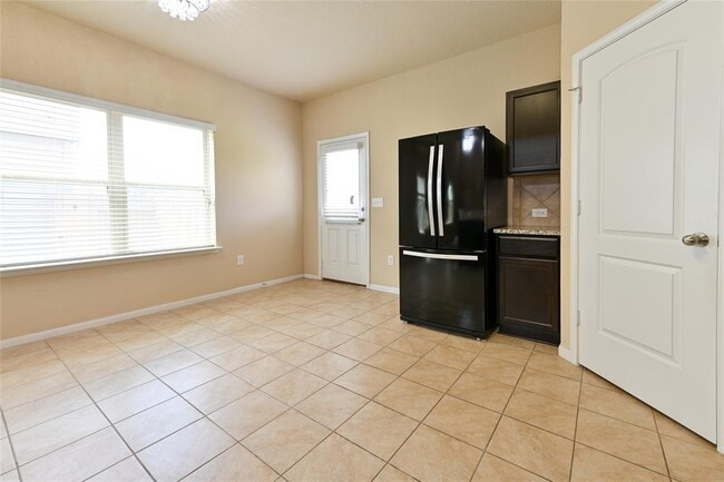 Building Photo - 613 Pinnacle Dr