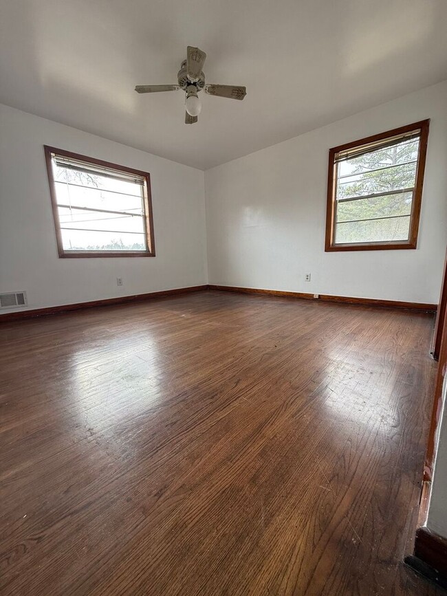 Building Photo - Cozy and New Renovated 3 Bedroom 2 Bath in...