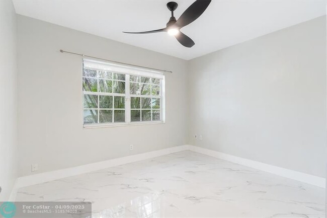 Building Photo - 510 SW 11th Ct