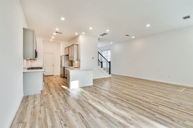 Building Photo - 678 Royal Arch Dr