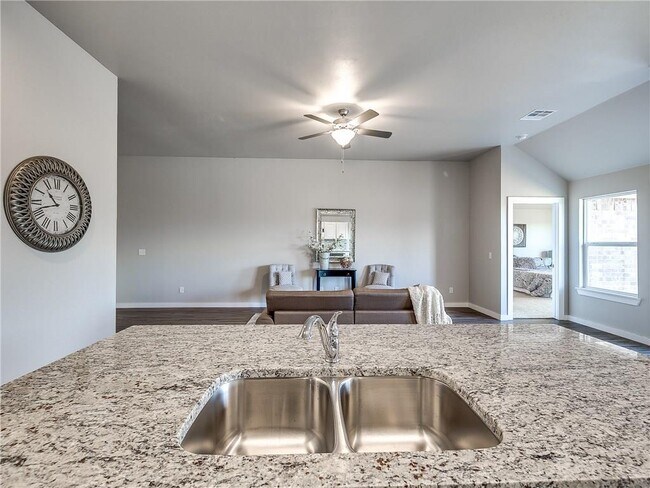 Building Photo - 1270 Lakeview Dr