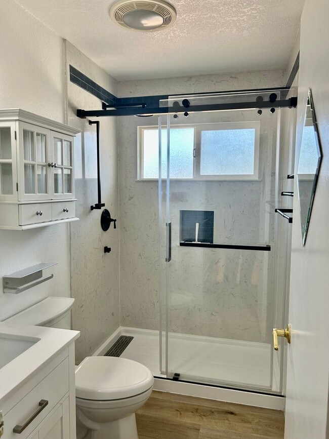Building Photo - Fully remodeled town home!