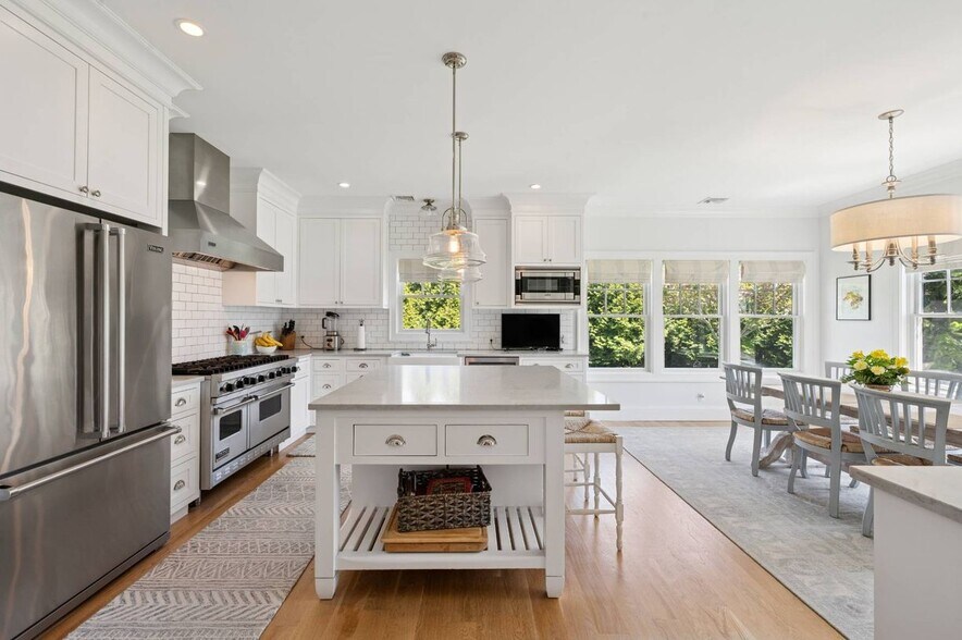 Building Photo - 32 W Neck Cir