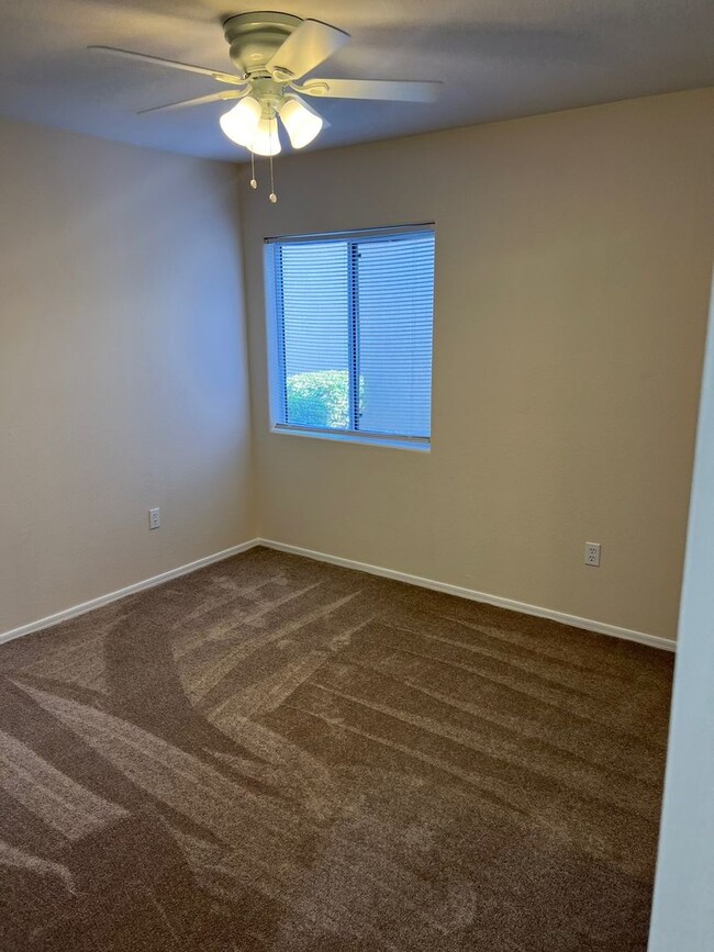 Building Photo - Move in Quick! 2 Bedroom Townhome in Sun C...