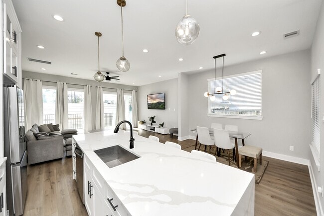 Building Photo - 410 E 41st St