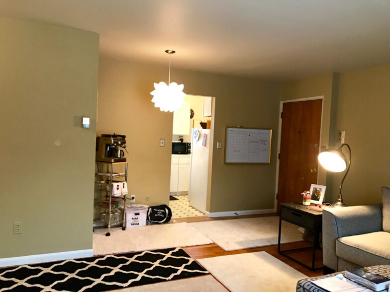 Building Photo - 2525 W 13 Mile Rd