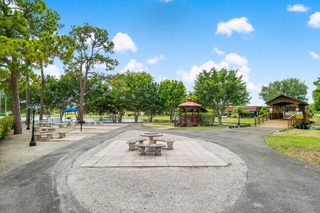 Building Photo - 733 Nantucket Cir