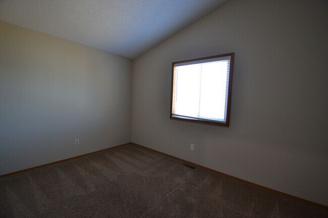 Building Photo - 4 Bedroom Home Available Near COS Airport!