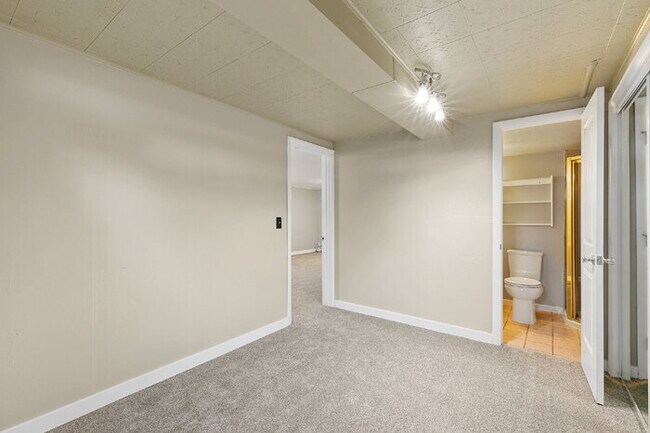 Building Photo - Central Location | 15 Min to Peterson, 20 ...