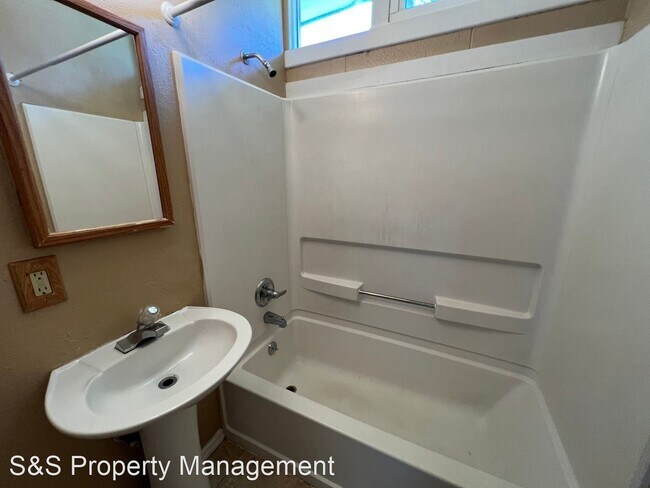 Building Photo - 2 br, 1 bath House - 1701 Mosswood Circle