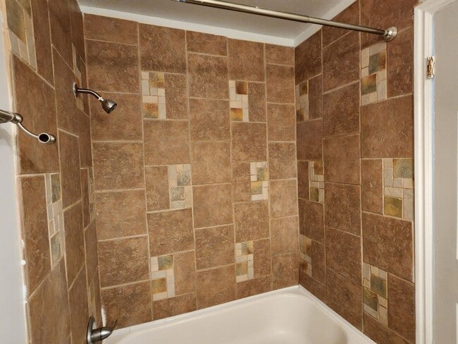 Building Photo - Great 5 Bed 3 Bath Rambler Home in Sandy